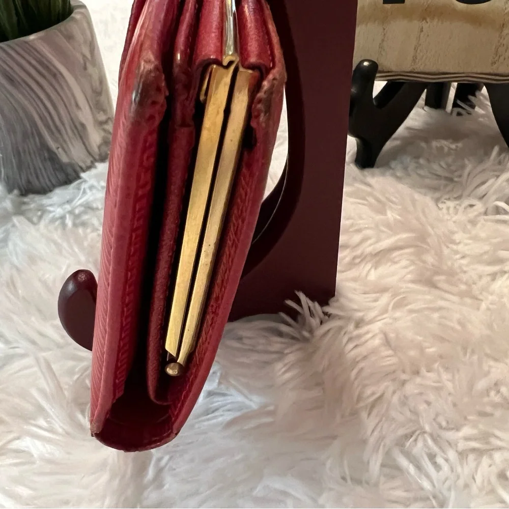 🎉HP🎉 Louis Vuitton Red Epi Porte Monnaie Billets Viennois Kiss Lock Wallet